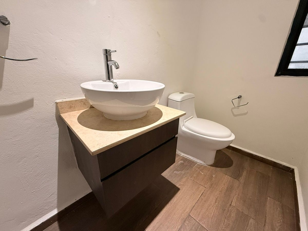 10 de 24: Medio baño Planta Baja