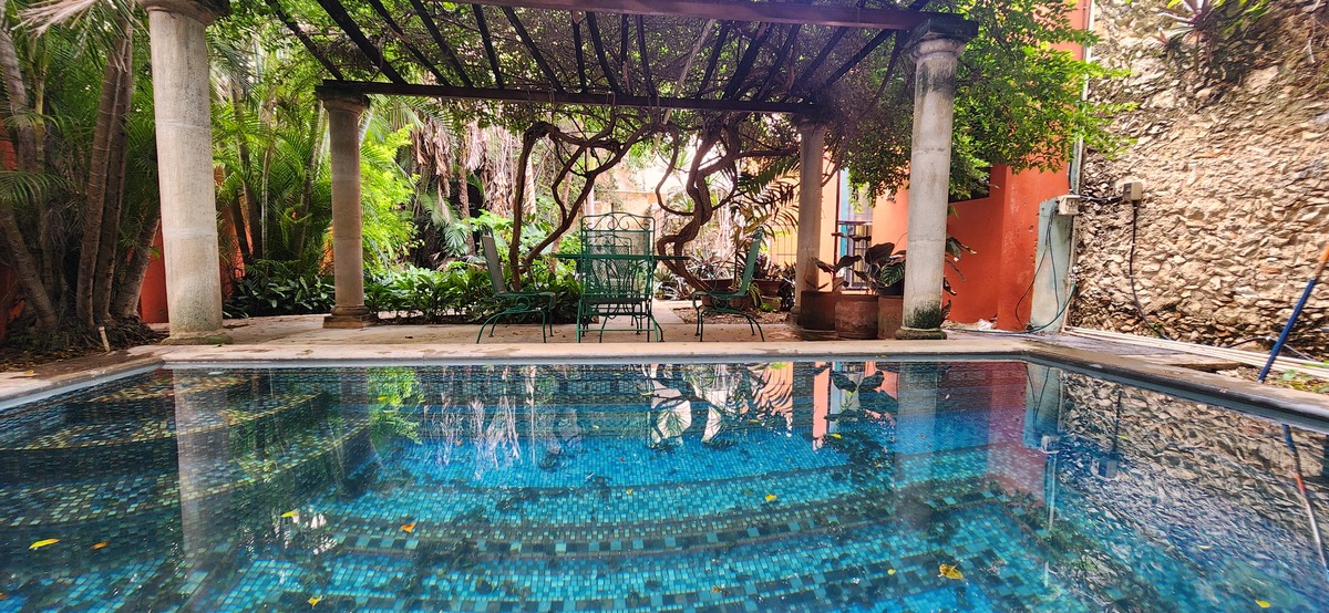 2 de 24: Pérgola con muebles de jardín junto a la piscina.