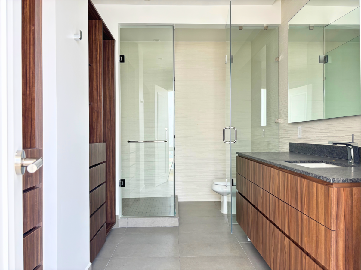 3 de 40: Baño y closet de la rec. principal