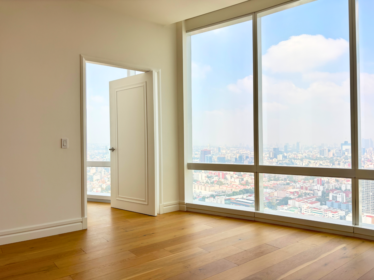 2 de 40: Sala-comedor (puerta hacia recámara principal)