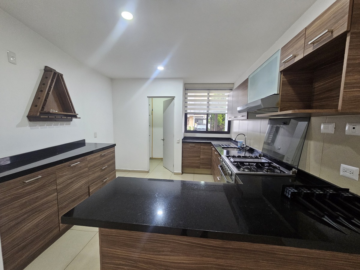 7 of 27: cocina con granito