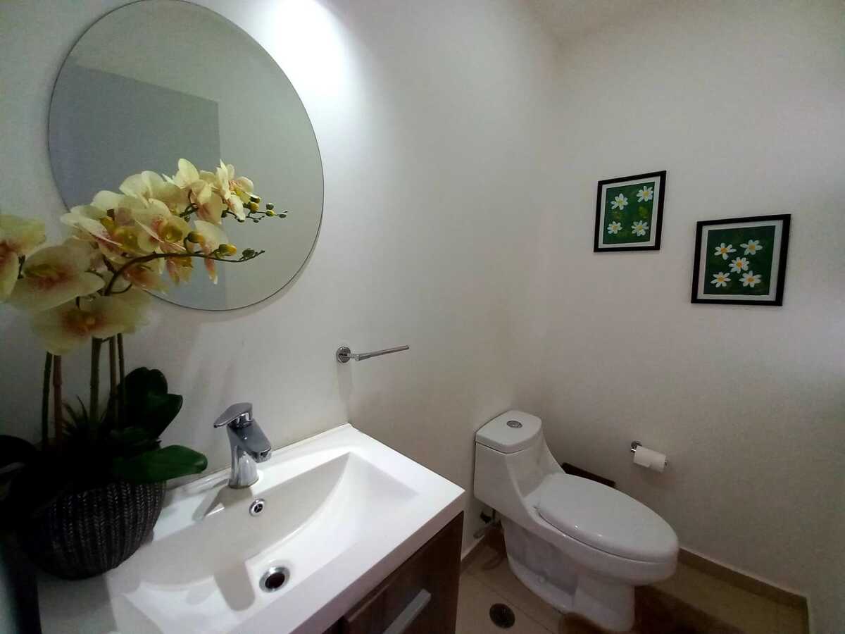 8 of 27: baño de visitas