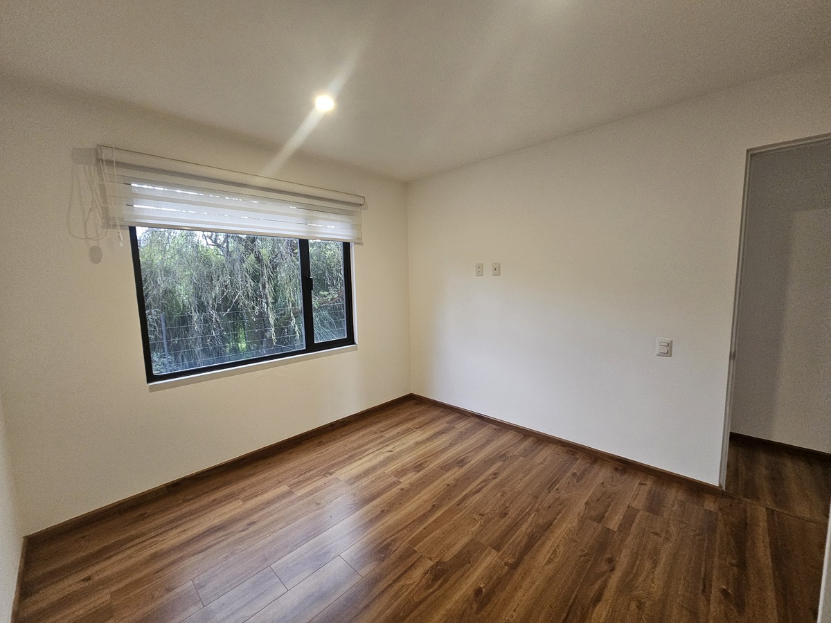 13 of 27: hab secundaria 2 con closet, comparte baño