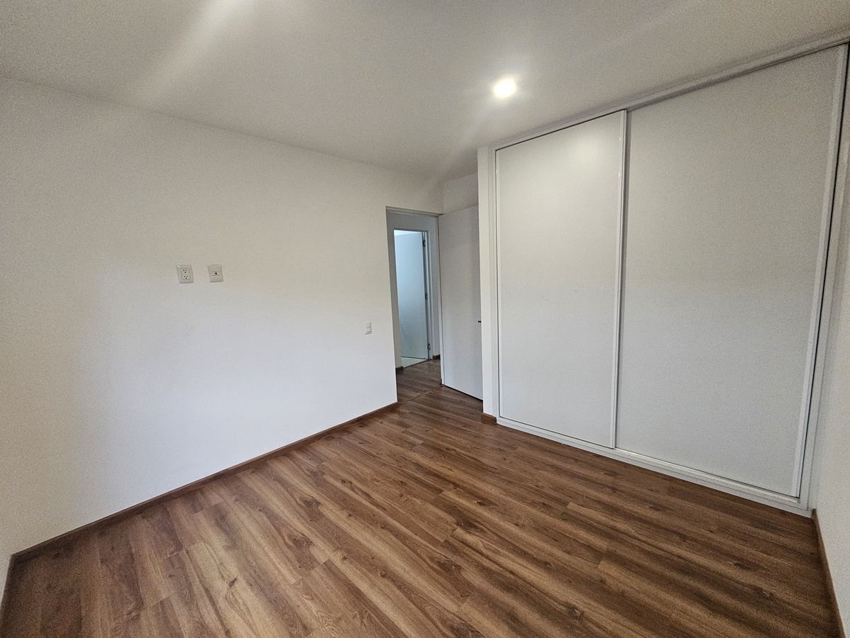 14 of 27: hab secundaria 2 con closet, comparte baño