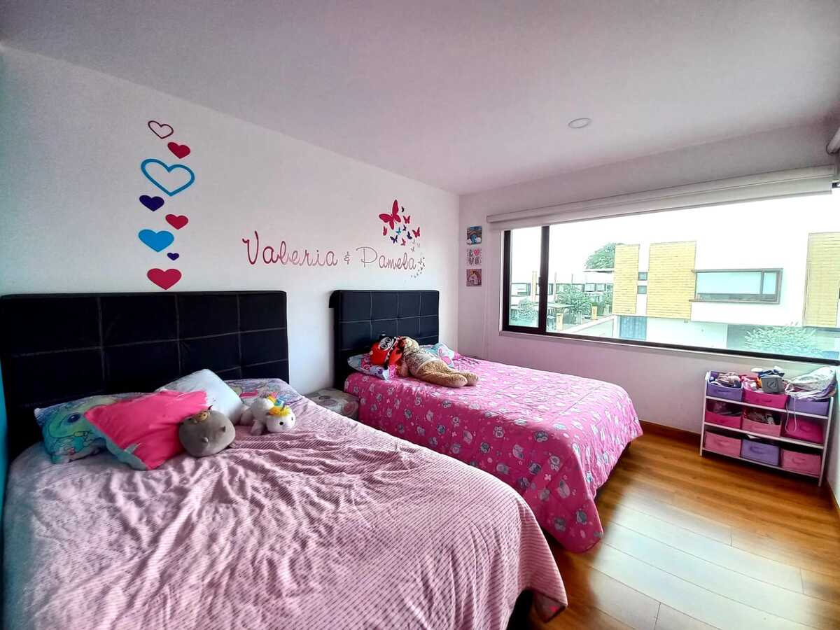 10 of 27: habitación secundaria 1 con baño y vestidor