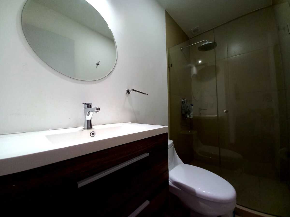16 of 27: baño que comparten habitación 2 y 3