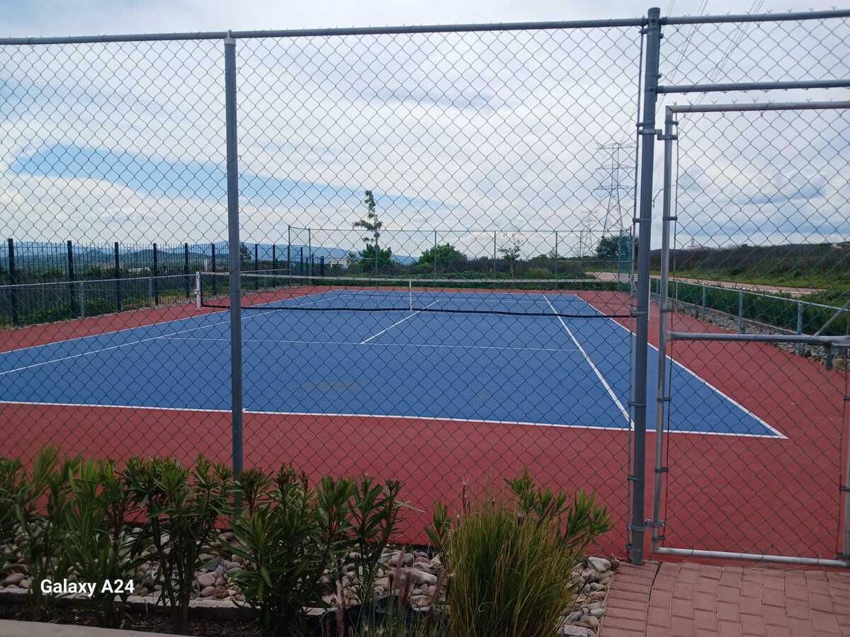 3 of 8: Cancha de Tenis