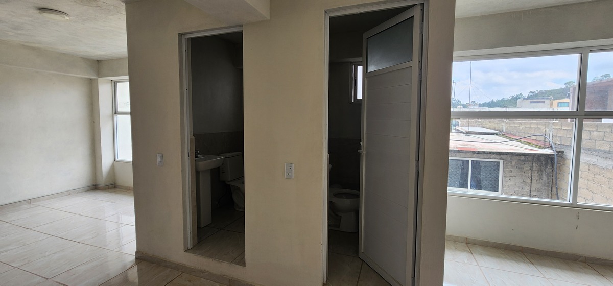 3 of 12: 2 medios baños