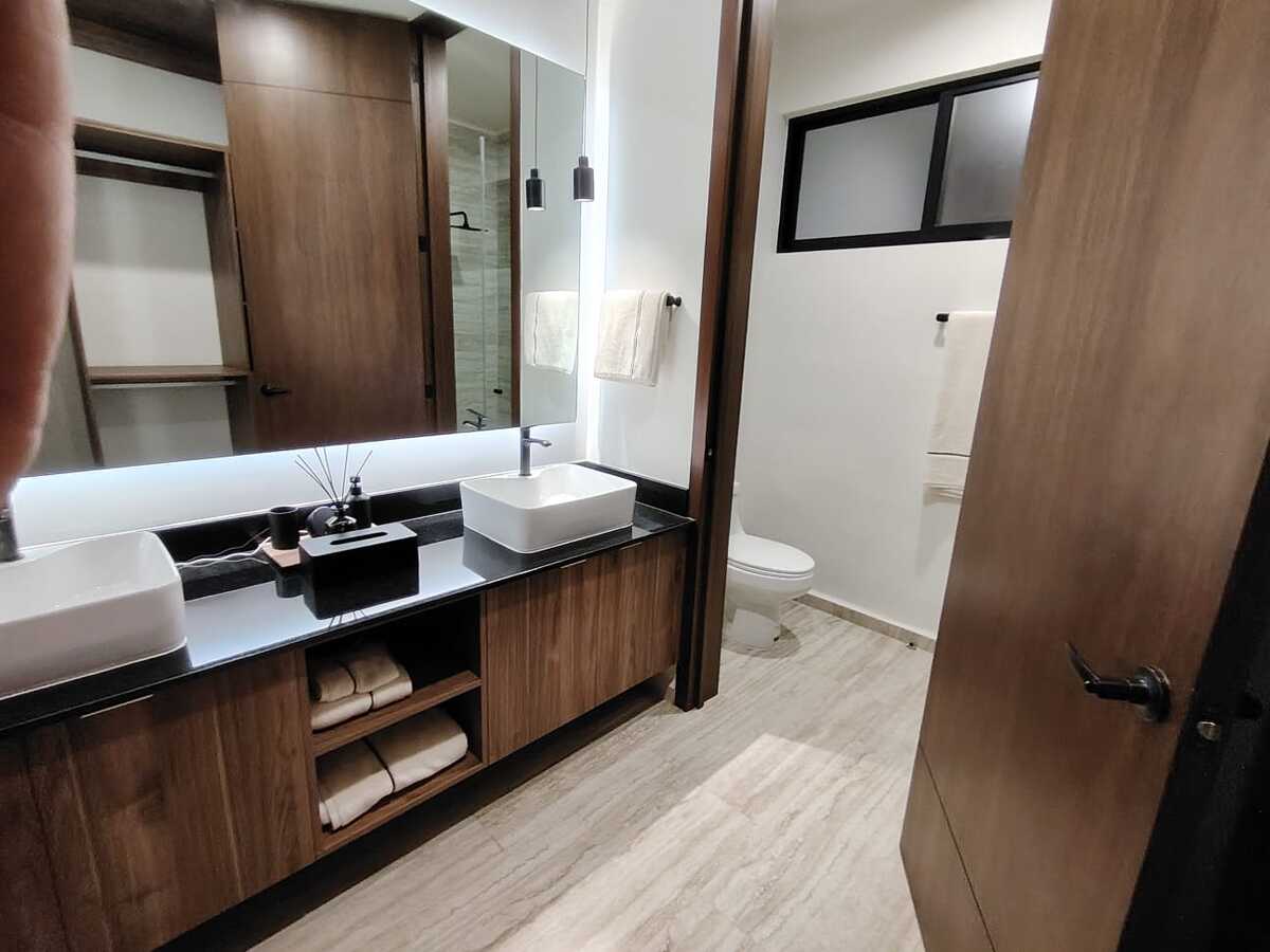 7 de 11: BAÑO CON CLOSET DE LA RECAMARA PRINCIPAL