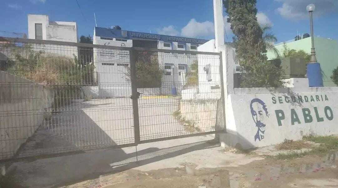 3 of 4: Escuela cerca del terreno