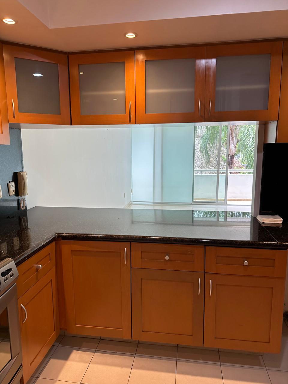 6 de 33: cocina integral con vista a la sala