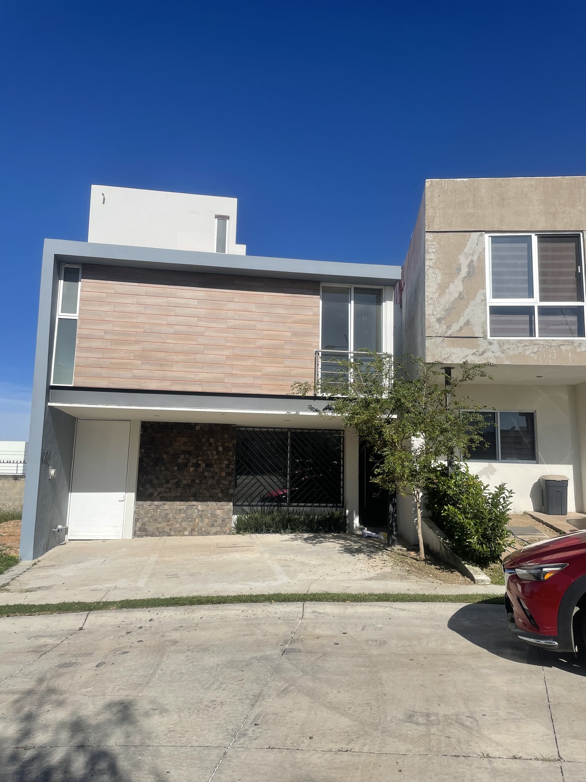 1 of 32: FACHADA