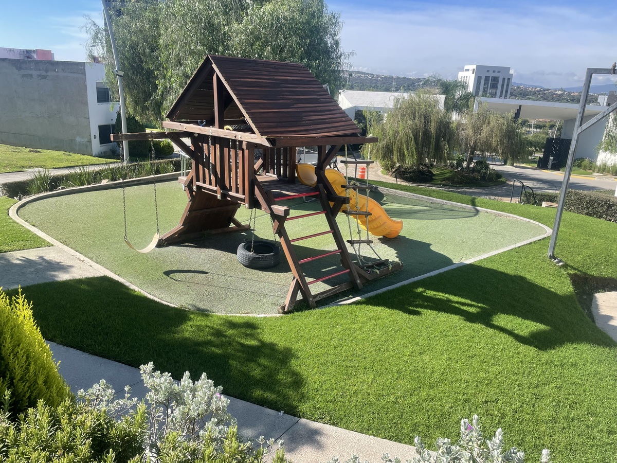 4 of 32: JUEGOS INFANTILES