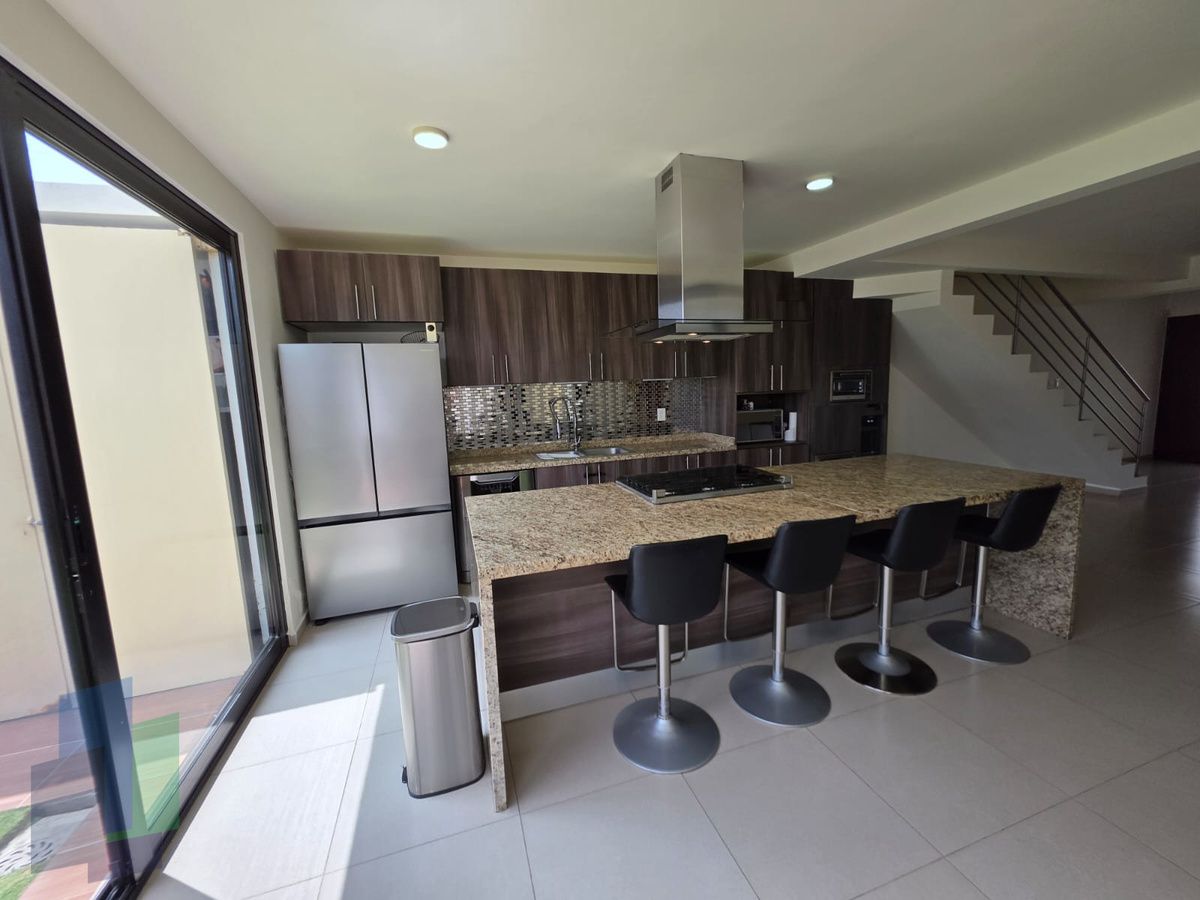 Casa en venta dentro de condominio en cumbres de juriquilla
