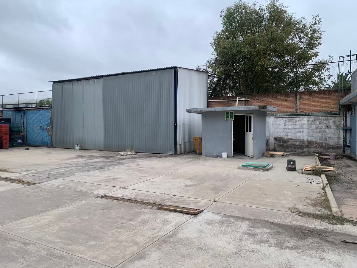 3 de 13: Taller y un almacén