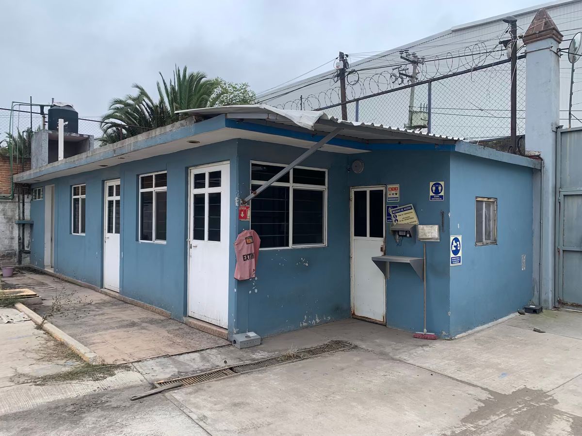 5 de 13: Oficinas, baños y caseta vigilancia