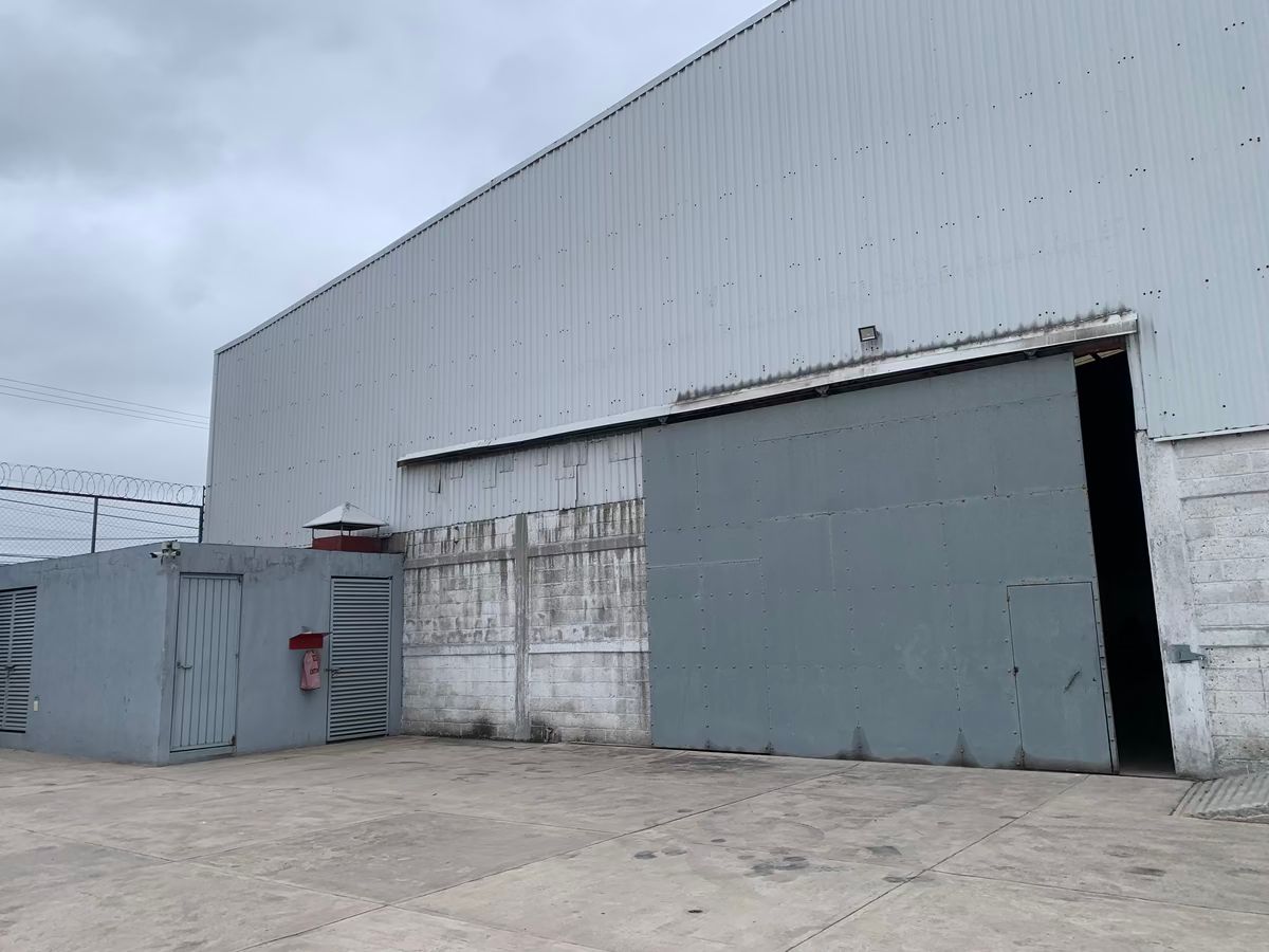 6 de 13: Acceso nave y cto de maquinas