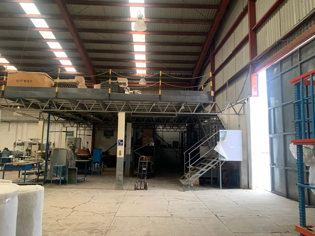 8 de 13: Tapanco de almacén