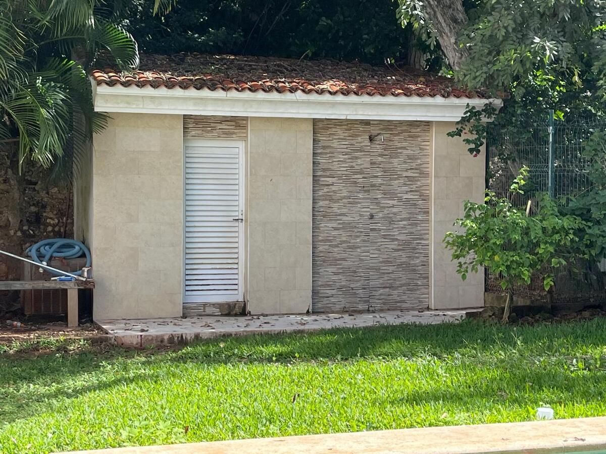 34 de 37: BODEGA TRASERA