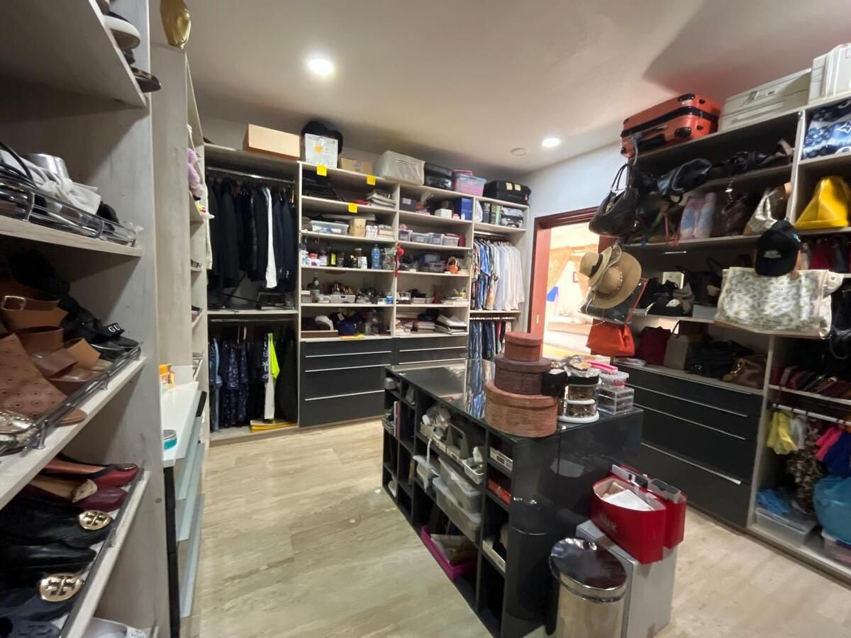 22 de 37: VESTIDOR CON ISLA