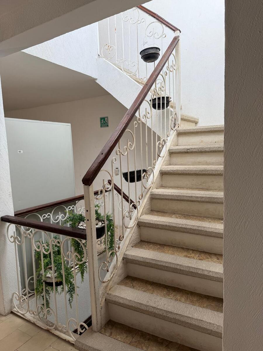 10 of 29: Escalera