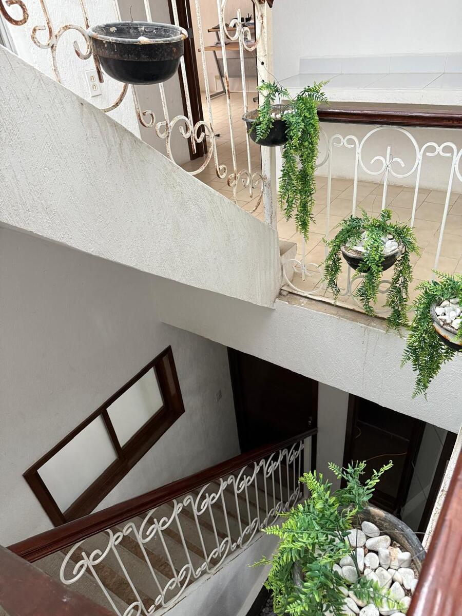 11 of 29: Escalera