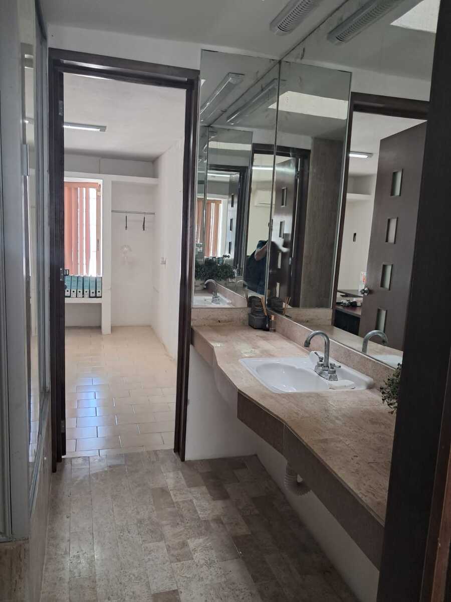 17 of 29: Baño tres