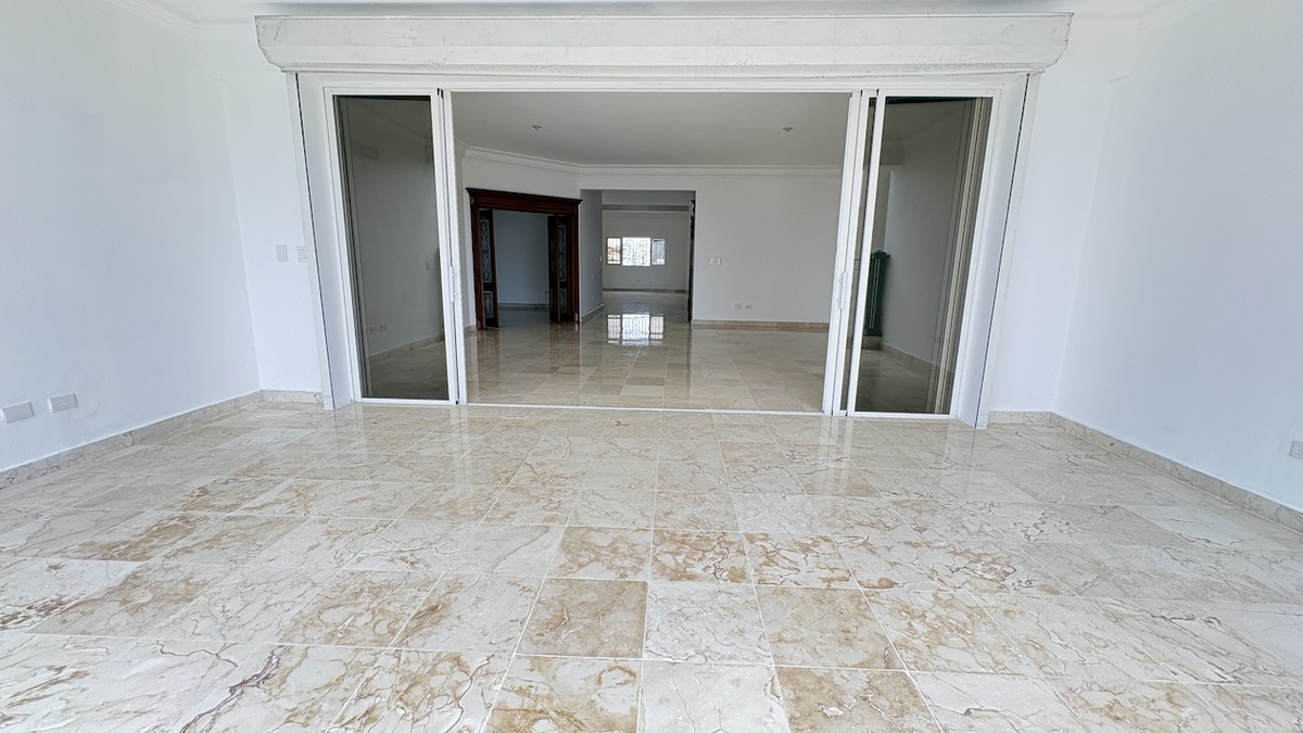 3 de 22: Balcón y vista a la sala