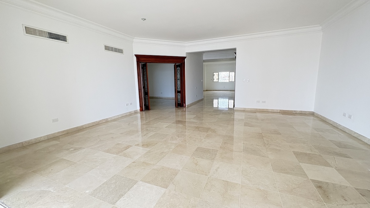 2 de 22: sala y estudio. Al fondo entrada y luego comedor