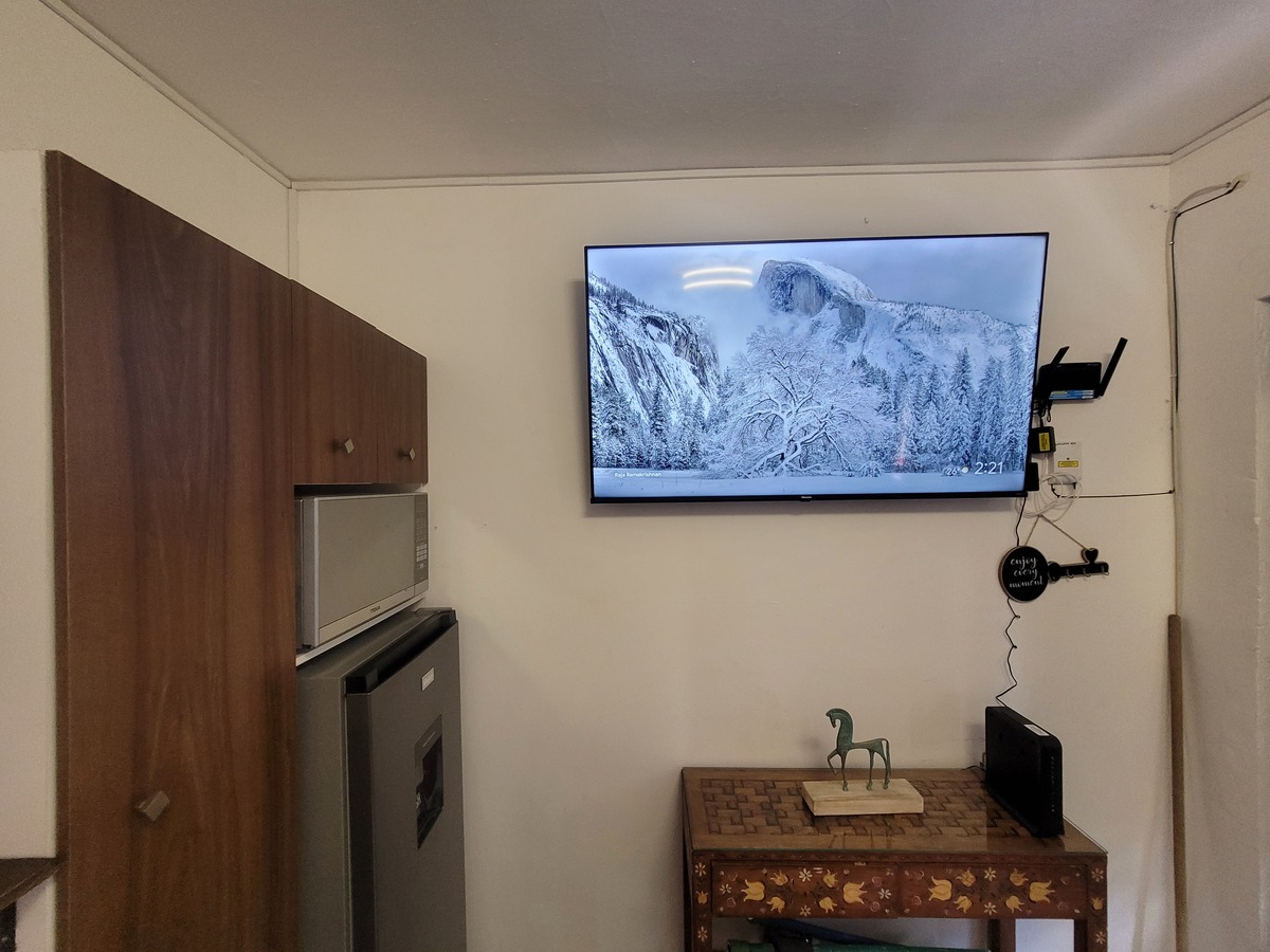 2 de 15: Recibidor, horno de microondas, refrigerador y TV