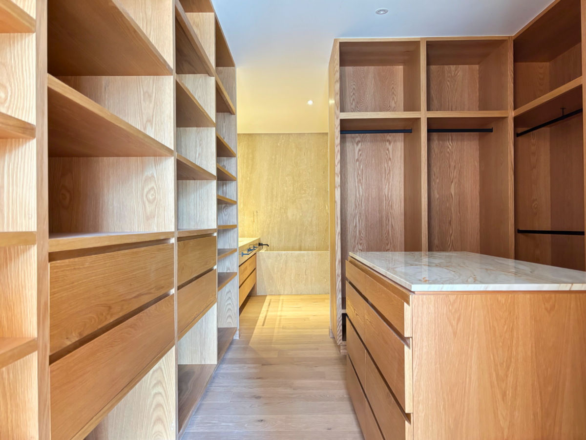 13 de 29: Walk-in closet de la recámara principal