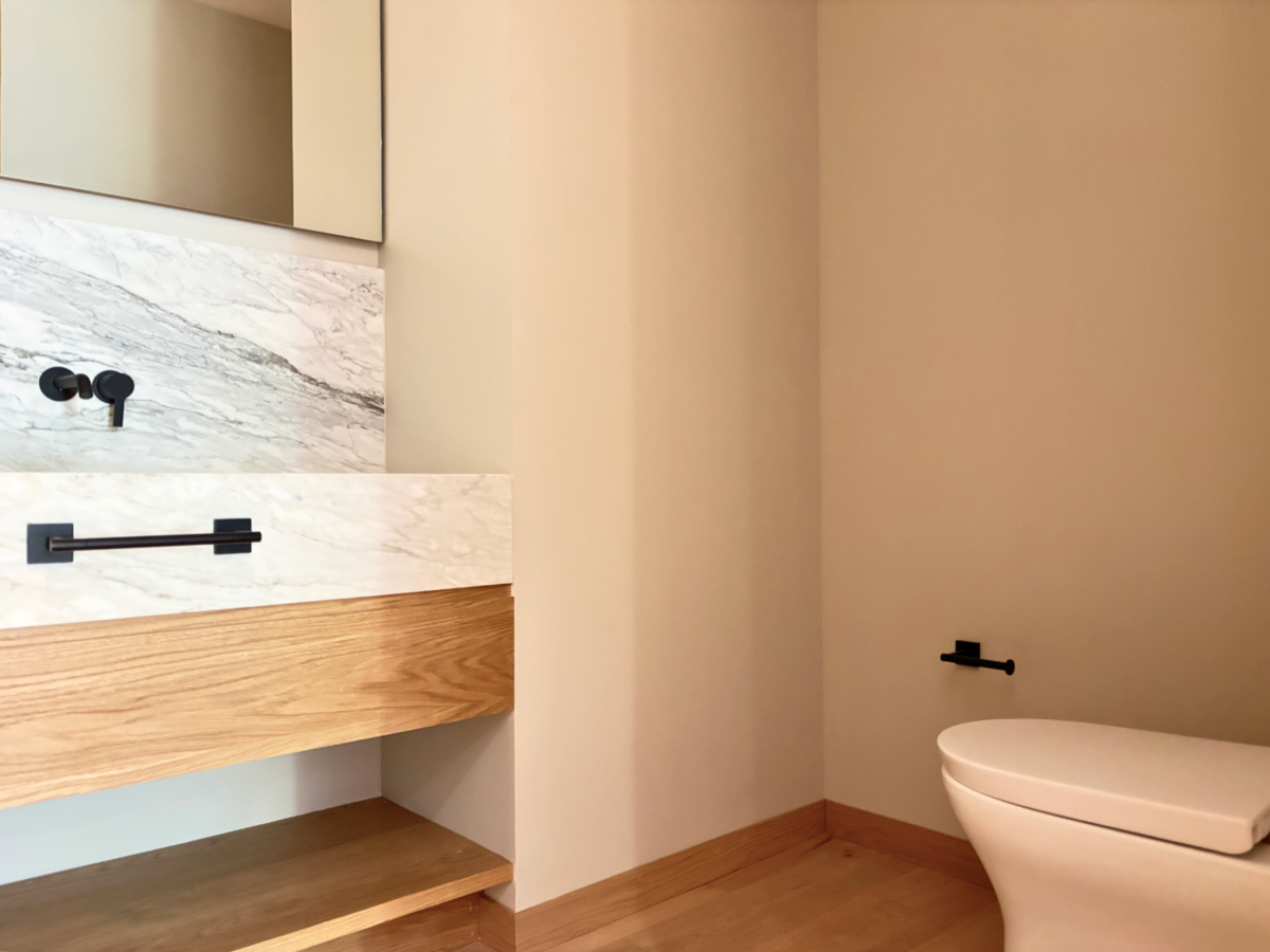 10 de 29: Medio baño de visitas