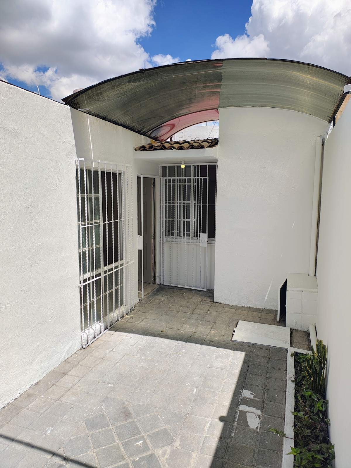1 de 11: ENTRADA  y COCHERA