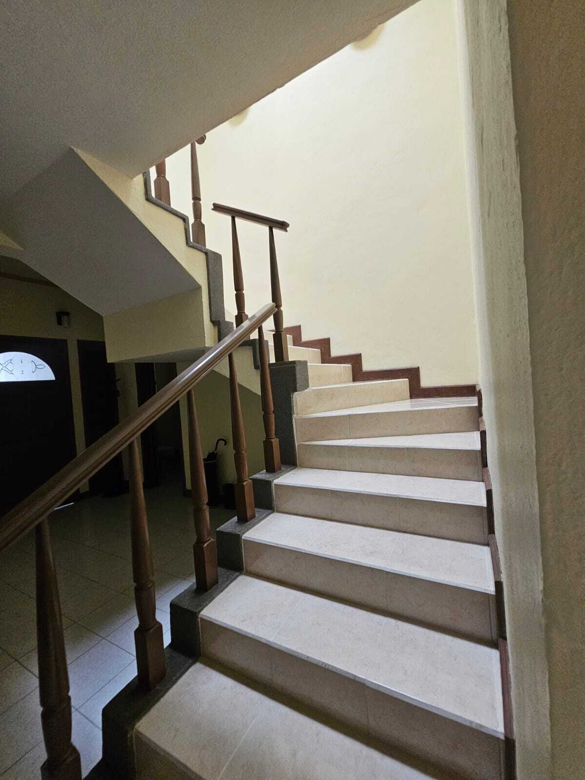 12 de 19: Escaleras a planta alta