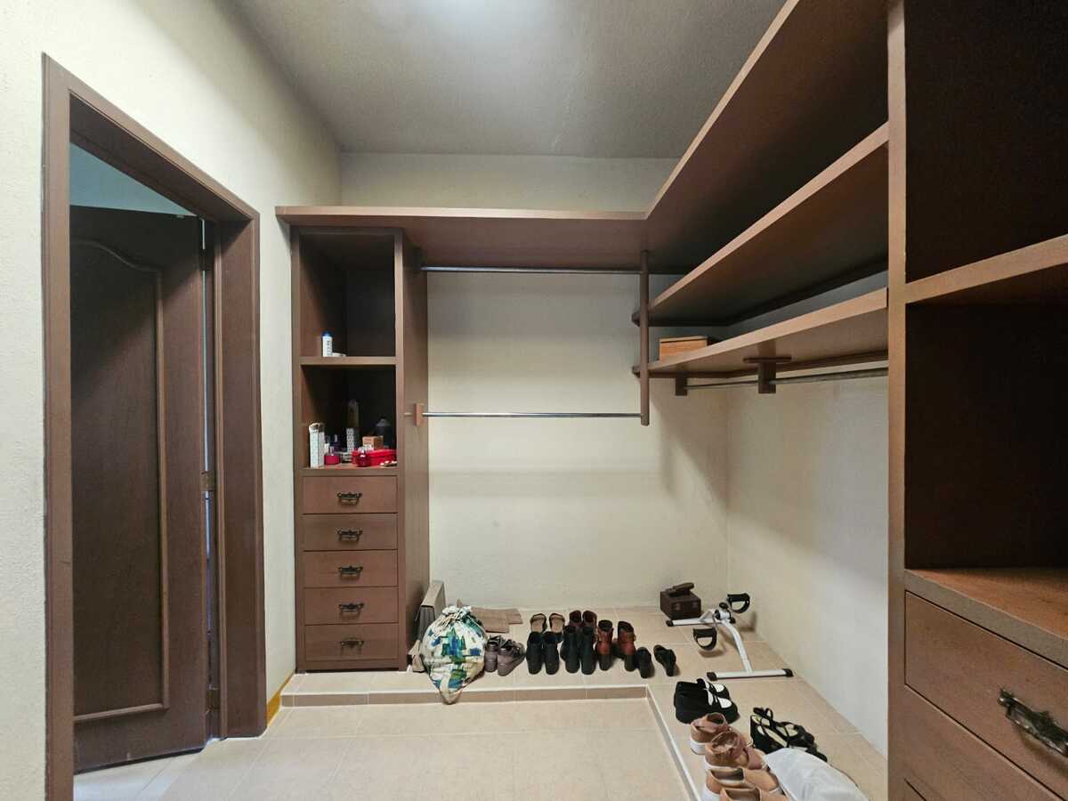 16 de 19: Vestidor de recámara principal