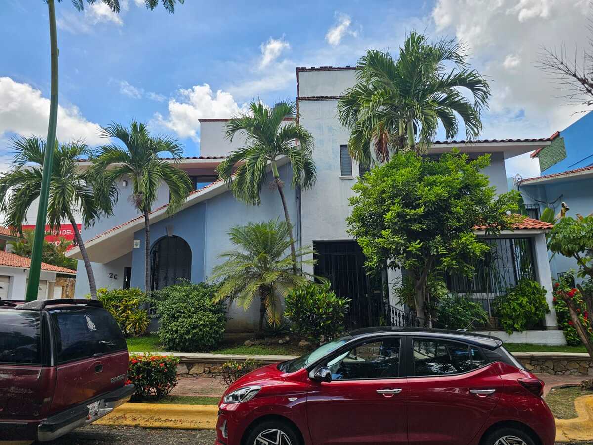 1 de 19: Fachada principal sobre Blvd.
