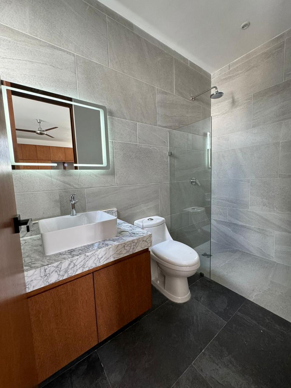 13 de 21: Baño secundario
