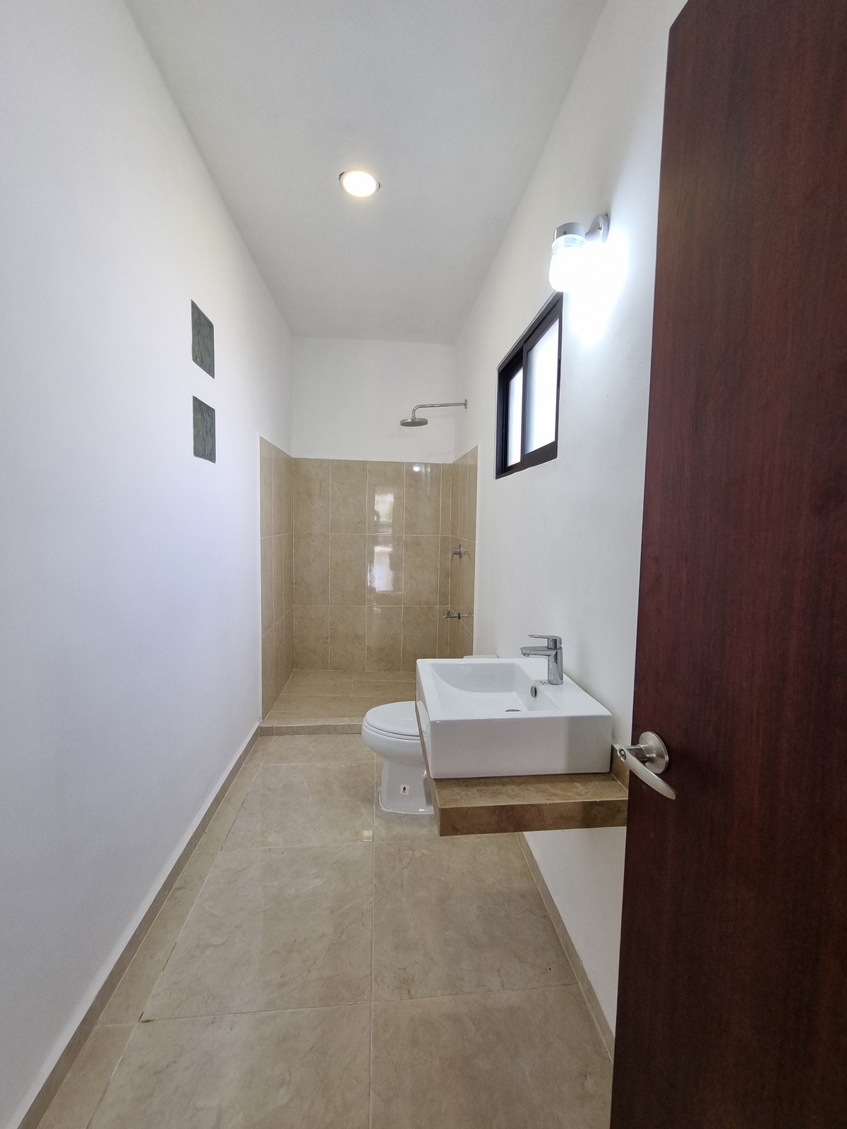 8 de 14: Baño en habitación dos