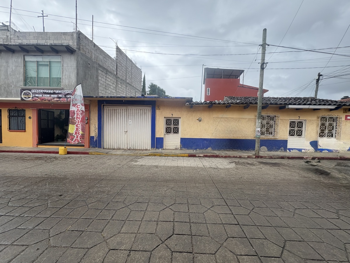 1 de 5: Fachada de enfrente del del portón de la izquierda