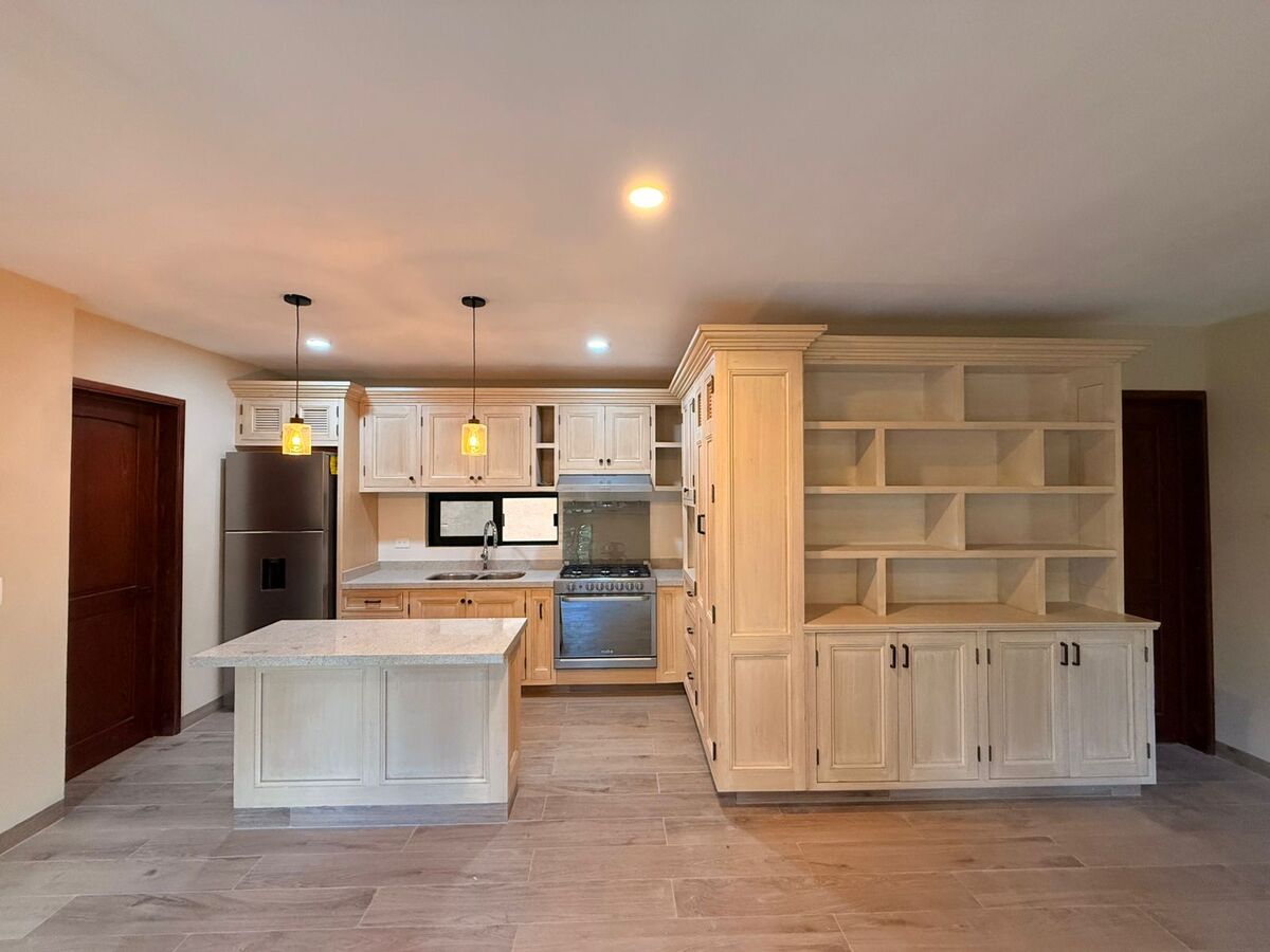 1 of 7: Cocina amplia con librero integrado