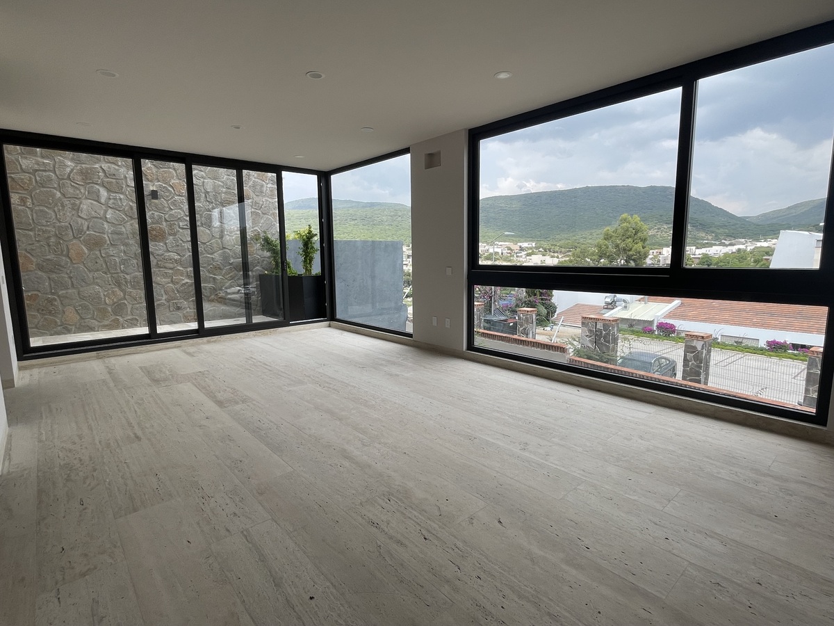 7 de 28: Sala comedor con vista a la reserva