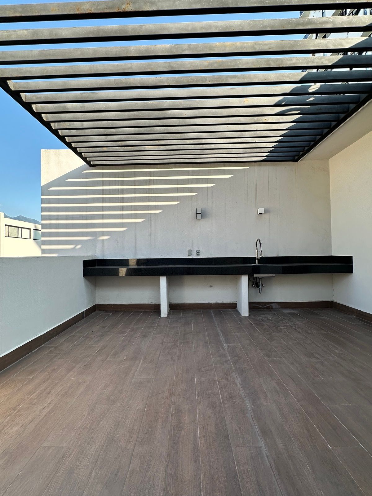 34 de 49: Con Pérgola para sombra