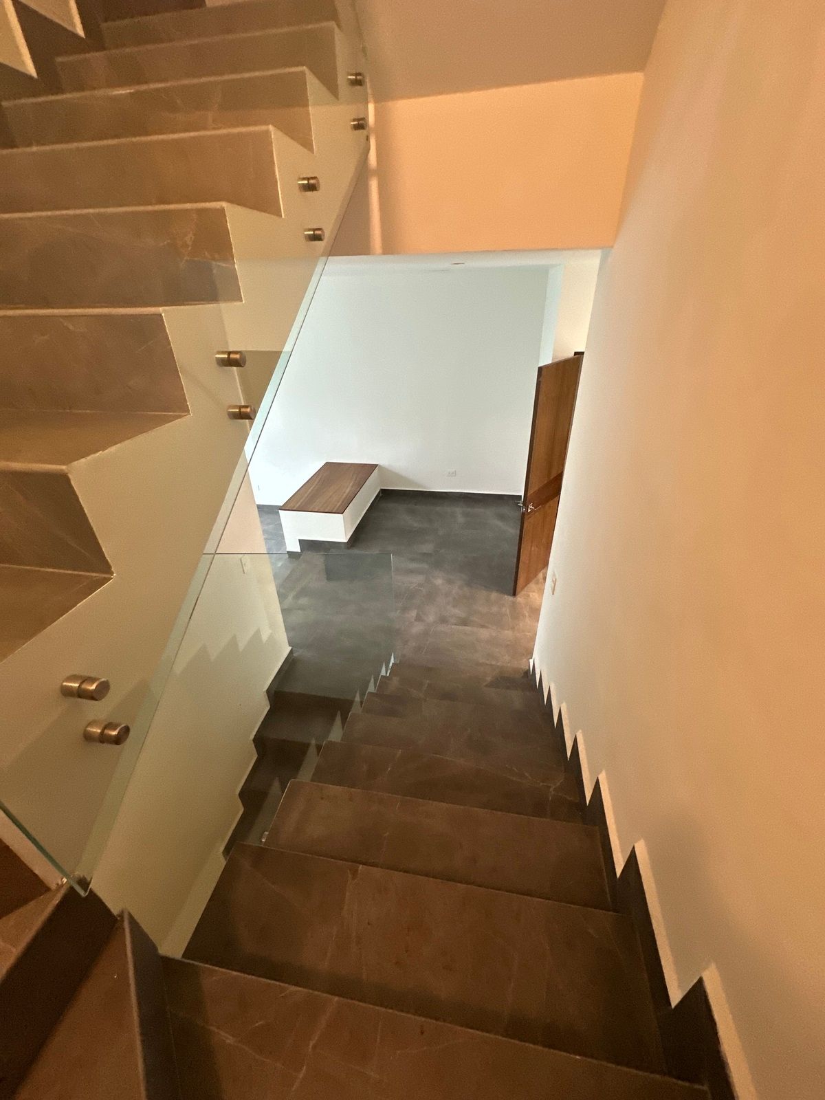 17 de 49: Area de Bar bajando las escaleras