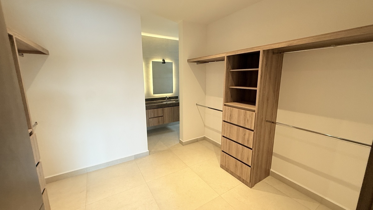 5 of 23: walk in closet principal