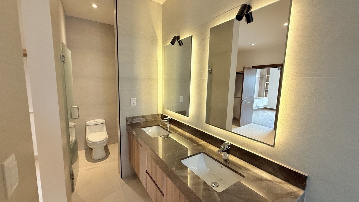 4 of 23: baño principal