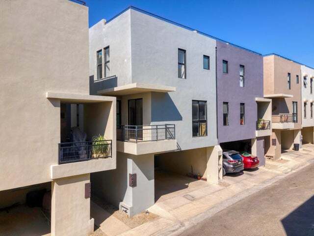 1 of 24: Vista exterior propiedad 3 niveles