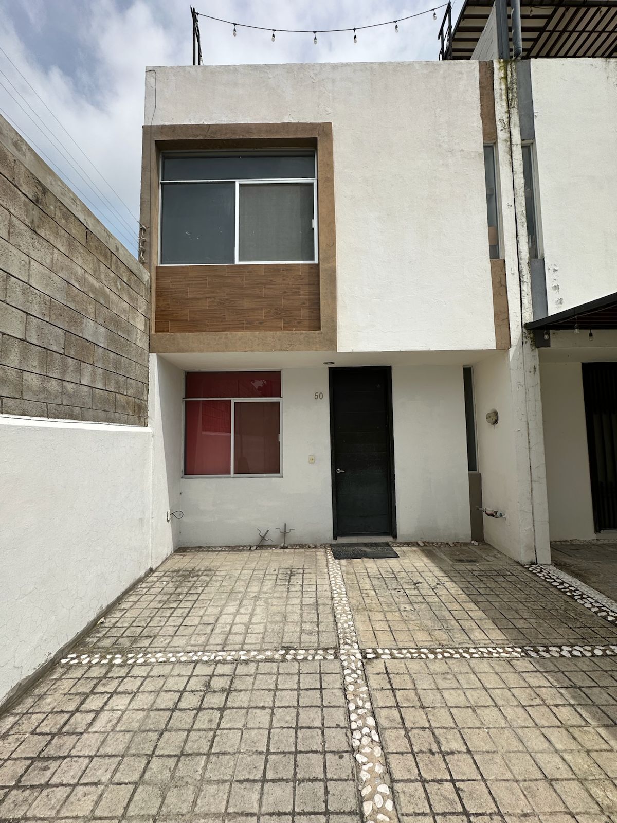 2 of 21: Fachada