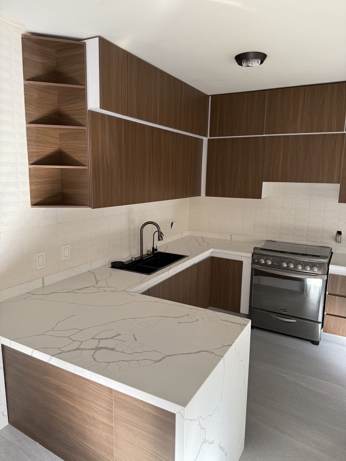 3 of 18: Cocina nueva