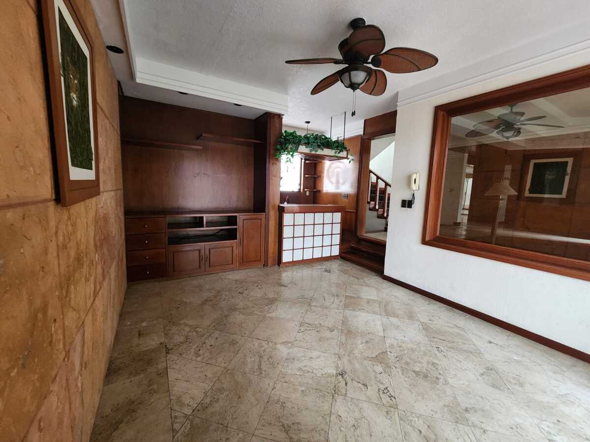 4 of 16: Sala de TV