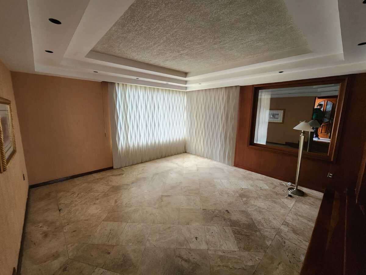 5 of 16: Sala de Estar